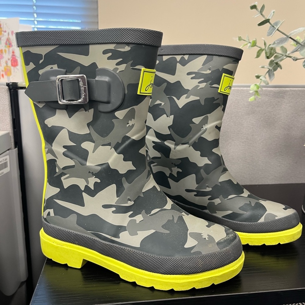 Joules Kids Camouflage Boots with Bright Yellow Soles